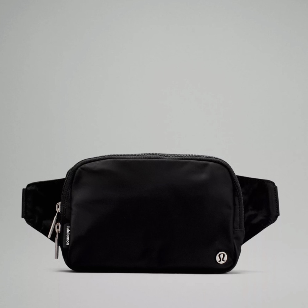 Black Lululemon belt bag / fanny pack